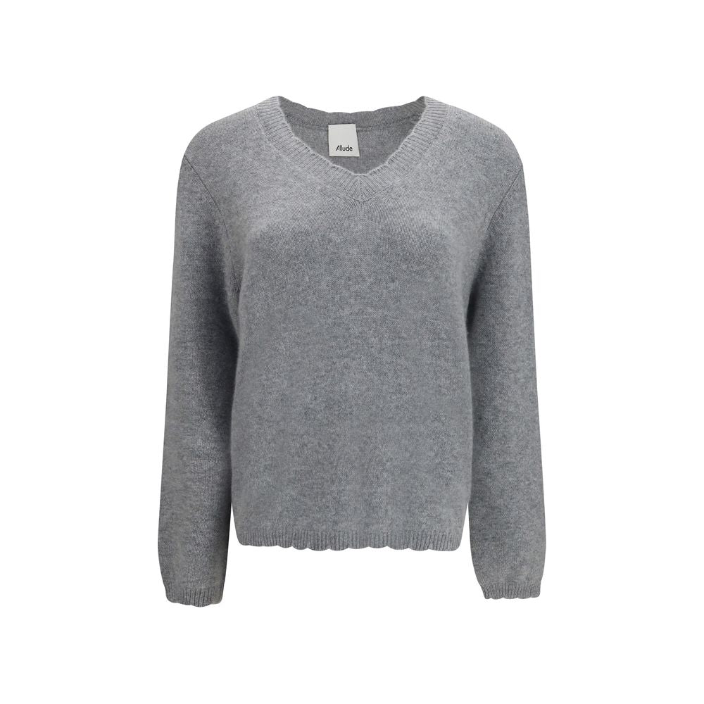 Gray cashmere sweater used by THE NOTICE to examine wear, recovery and seasonal storage.